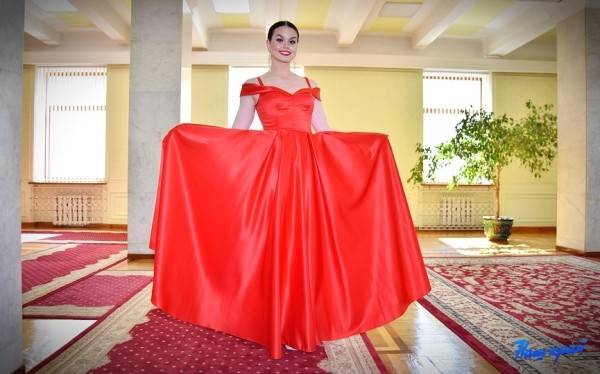 Шик, блеск, выпускной: хит-парад нарядов барановичских выпускниц Шик, блеск, выпускной: хит-парад нарядов барановичских выпускниц