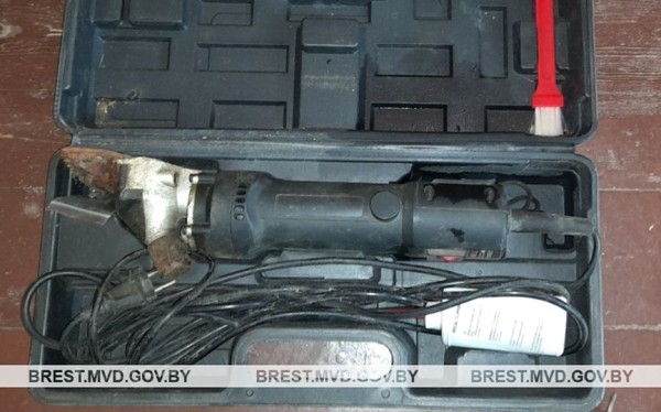 В Барановичском районе милиционеры вернули мужчине похищенную бензопилу и вещи, о пропаже которых он не знал В Барановичском районе милиционеры вернули мужчине похищенную бензопилу и вещи, о пропаже которых он не знал