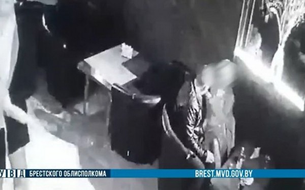 В Бресте 50-летняя горожанка обокрала молодого мужчину, с которым познакомилась в ночном клубе