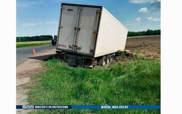В Мядельском районе полуприцеп влетел в легковой автомобиль. Погиб водитель