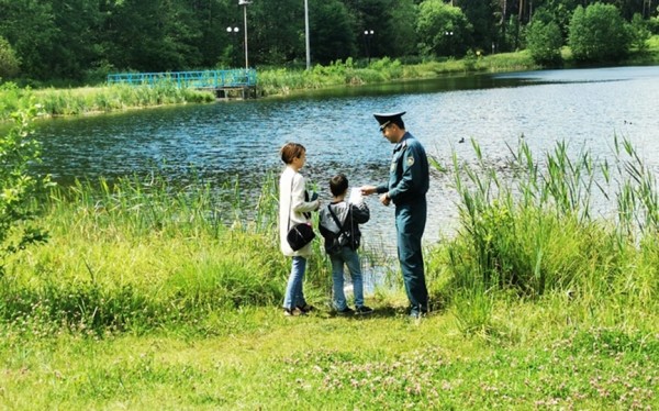 Вода не ласковее огня. О безопасности на водоемах отдыхающим рассказали барановичские спасатели