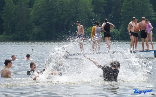 Врач назвал лучшее время для купания в открытых водоемах