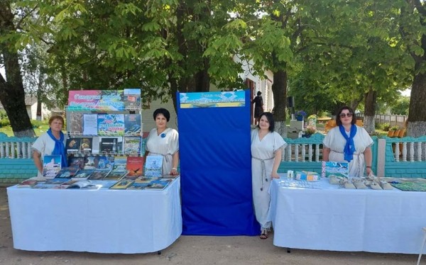   «Читающую остановку» с восторгом принимали жители Нижнего Чернихово