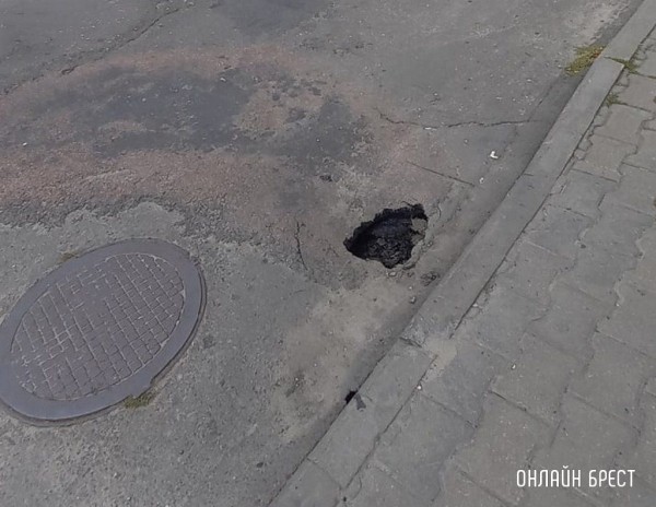 Читатель: Будьте аккуратны! В Бресте на наб. Франциска Скорины проваливает асфальт
Читатель: Будьте аккуратны! В Бресте на наб. Франциска Скорины проваливает асфальт