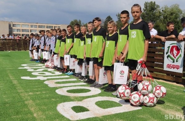 В Ганцевичах открыли футбольную площадку, построенную при содействии АБФФ и Туровского молочного комбината В Ганцевичах открыли футбольную площадку, построенную при содействии АБФФ и Туровского молочного комбината