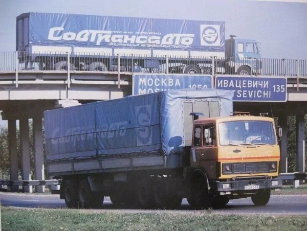 
                Большегрузы «Совтрансавто» на улице Московская (внизу) и Гродненская (путепровод, вверху) в Бресте, 1987 - 1989 гг.
            