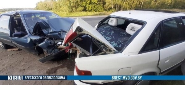 От автомобиля отсоединился прицеп. Серьёзное ДТП произошло в Бресте