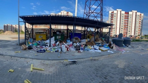 
                итатель: Подскажите, куда можно обратиться? Живем в новостройке. Вот что происходит под домом. Брест, ул. Вульковская, 63
            