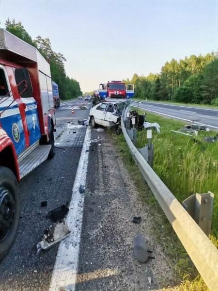На М1 легковушка врезалась в ограждение разделительной полосы
