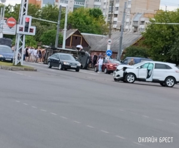Автомобиль скорой помощи перевернулся в Бресте на перекрестке. Стали известны подробности Автомобиль скорой помощи перевернулся в Бресте на перекрестке. Стали известны подробности
