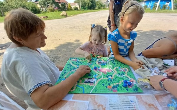   «Читающую остановку» с восторгом принимали жители Нижнего Чернихово