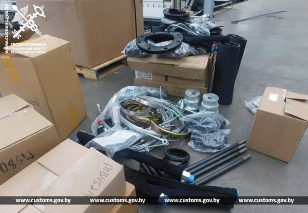 В Бресте таможенники выявили крупную партию товаров без документов В Бресте таможенники выявили крупную партию товаров без документов