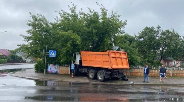 Грузовик снес светофор и забор в Барановичах