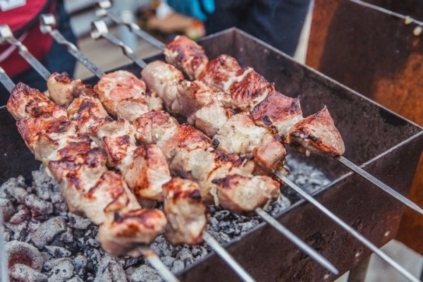 Во сколько обойдется пикник с шашлыком: смотрим цены на мясо и мангал