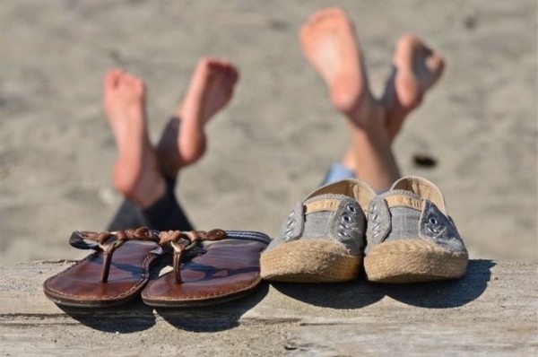 Почему не рекомендуется долго ходить в шлепанцах? Почему не рекомендуется долго ходить в шлепанцах?