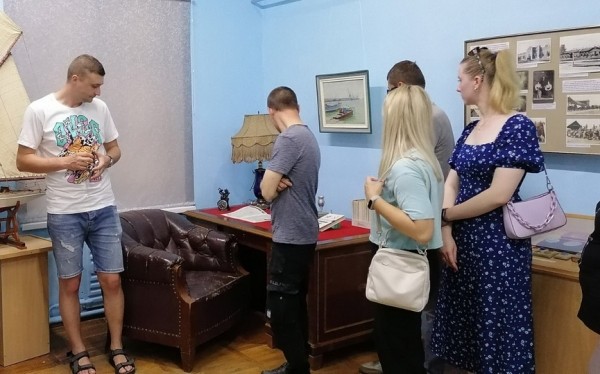 Экскурсию в музей на выставку к 120-летию Георгия Холостякова организовала для молодежи «Барановичи коммунтеплосеть» Экскурсию в музей на выставку к 120-летию Георгия Холостякова организовала для молодежи «Барановичи коммунтеплосеть»