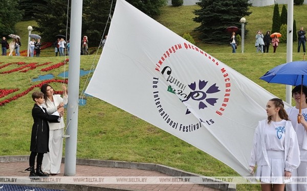 В Витебске подняли флаг XXXI Международного фестиваля искусств "Славянский базар" В Витебске подняли флаг XXXI Международного фестиваля искусств "Славянский базар"