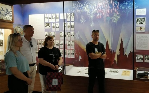 Экскурсию в музей на выставку к 120-летию Георгия Холостякова организовала для молодежи «Барановичи коммунтеплосеть» Экскурсию в музей на выставку к 120-летию Георгия Холостякова организовала для молодежи «Барановичи коммунтеплосеть»