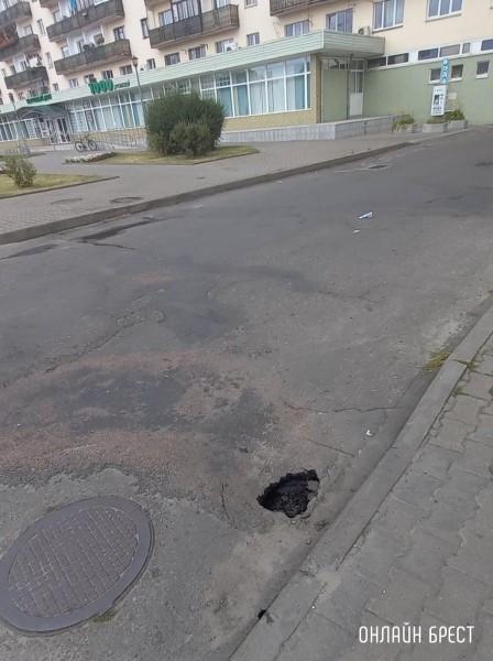 Читатель: Будьте аккуратны! В Бресте на наб. Франциска Скорины проваливает асфальт
Читатель: Будьте аккуратны! В Бресте на наб. Франциска Скорины проваливает асфальт