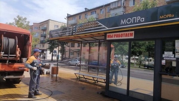 В Бресте моют остановки общественного транспорта
