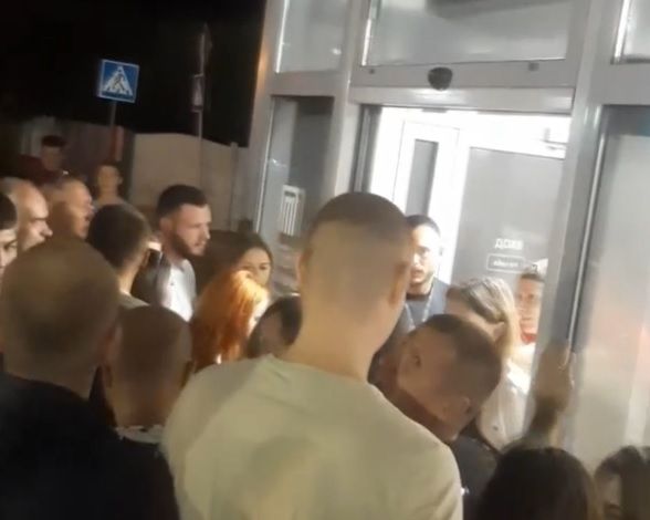 Читатель: Этой ночью в магазине «На болоте» будет хорошая выручка. Посмотрите, на очередь. Видео
Читатель: Этой ночью в магазине «На болоте» будет хорошая выручка. Посмотрите, на очередь. Видео