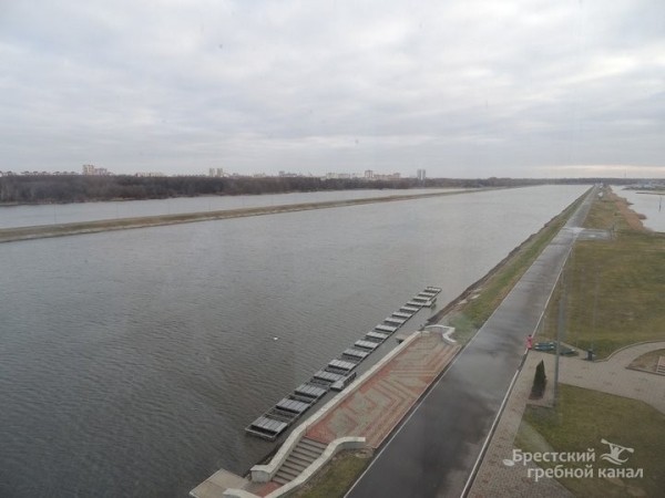 Туристы могут покататься на каяках на гребном канале Бреста Туристы могут покататься на каяках на гребном канале Бреста