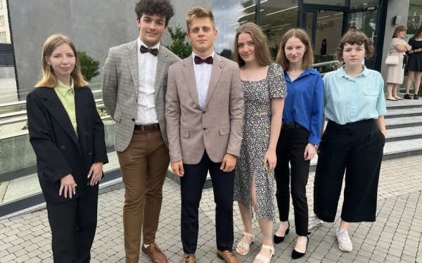 Барановичских 100-балльников на ЦТ чествовали на приеме у губернатора в Бресте Барановичских 100-балльников на ЦТ чествовали на приеме у губернатора в Бресте