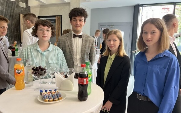 Барановичских 100-балльников на ЦТ чествовали на приеме у губернатора в Бресте Барановичских 100-балльников на ЦТ чествовали на приеме у губернатора в Бресте