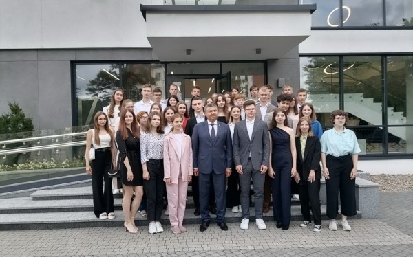 Барановичских 100-балльников на ЦТ чествовали на приеме у губернатора в Бресте Барановичских 100-балльников на ЦТ чествовали на приеме у губернатора в Бресте