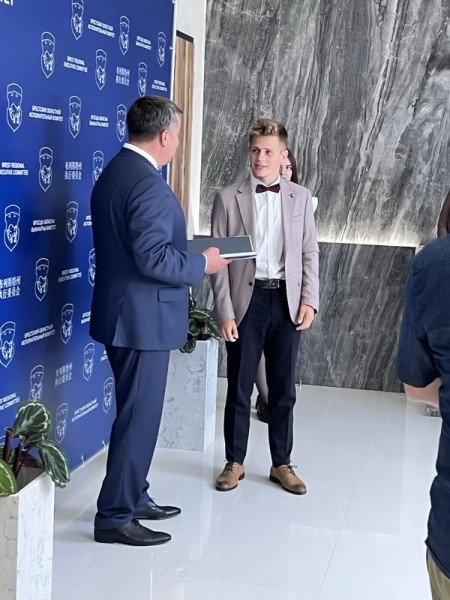 Барановичских 100-балльников на ЦТ чествовали на приеме у губернатора в Бресте Барановичских 100-балльников на ЦТ чествовали на приеме у губернатора в Бресте