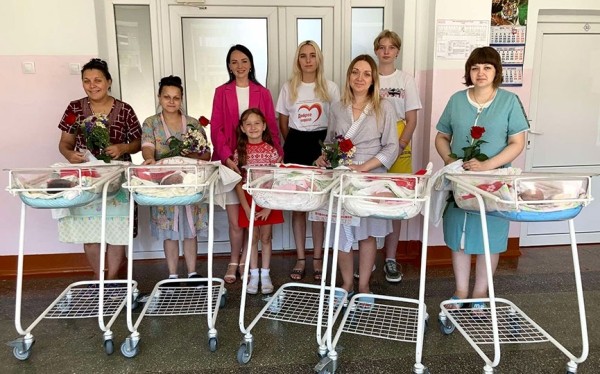 Барановичский райком БРСМ подарил новорожденным вышиванки Барановичский райком БРСМ подарил новорожденным вышиванки