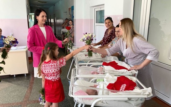 Барановичский райком БРСМ подарил новорожденным вышиванки Барановичский райком БРСМ подарил новорожденным вышиванки