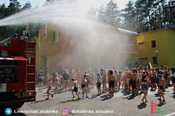 Жабинковские спасатели устроили водную феерию ребятам, отдыхающим в оздоровительном лагере «Орленок»
