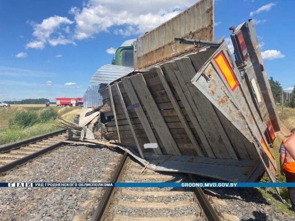 В Беларуси водитель КАМАЗа не заметил поезд В Беларуси водитель КАМАЗа не заметил поезд