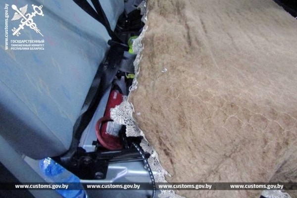 Россиянин пытался провезти без декларации через границу 5 смартфонов. Случай на границе в Бресте Россиянин пытался провезти без декларации через границу 5 смартфонов. Случай на границе в Бресте