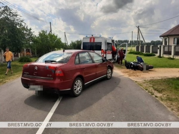 Мотоциклиста доставили в больницу после ДТП в Берёзе