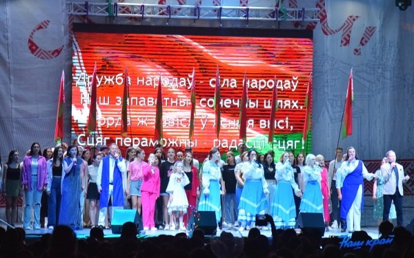 День Независимости в городе: Барановичи спели гимн вместе со всей страной! День Независимости в городе: Барановичи спели гимн вместе со всей страной!