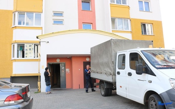 «Добили новую квартиру!»: на Боровках выселили должников, пока их не было дома