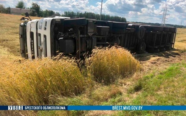 ДТП в Барановичском районе: опрокинулась грузовая машина ДТП в Барановичском районе: опрокинулась грузовая машина