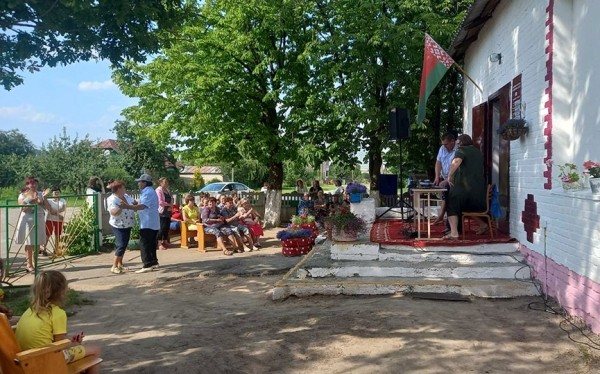   «Читающую остановку» с восторгом принимали жители Нижнего Чернихово