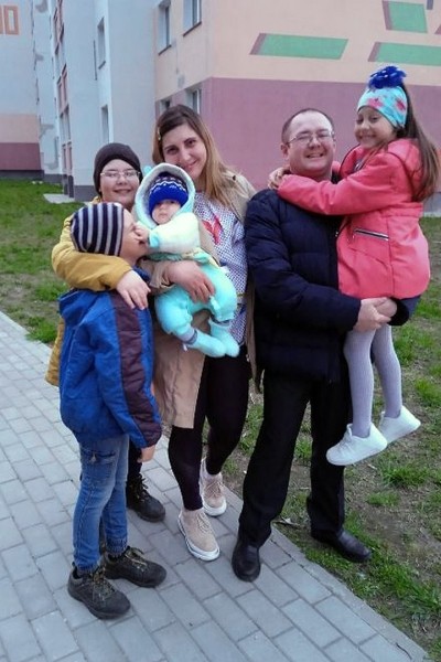 «Муж воспринял предложение в четвертый раз стать родителями с ужасом, но сейчас доволен». История многодетной семьи из Беларуси