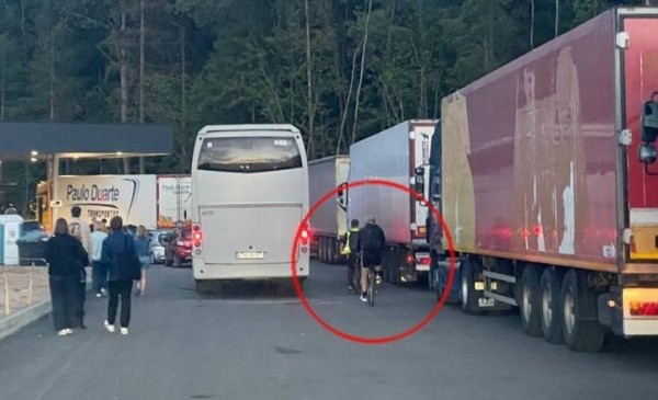 Кошмар и приколы на границе. Люди едут на великах, чтобы попасть без очереди Кошмар и приколы на границе. Люди едут на великах, чтобы попасть без очереди