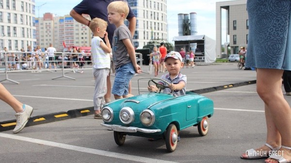
                Читатель: Интересные автомобили показали на Махновича в Бресте
            