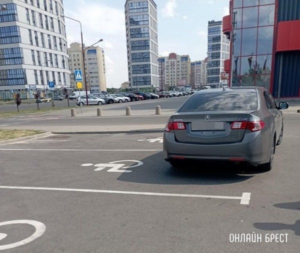 Читатель: «Гениально!» Новый уровень парковки в Бресте
Читатель: «Гениально!» Новый уровень парковки в Бресте