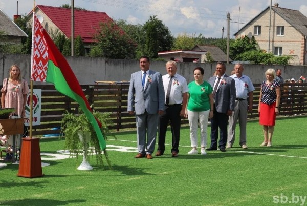 В Ганцевичах открыли футбольную площадку, построенную при содействии АБФФ и Туровского молочного комбината В Ганцевичах открыли футбольную площадку, построенную при содействии АБФФ и Туровского молочного комбината
