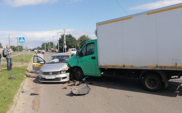 Фотофакт. В Барановичах грузовик протаранил такси