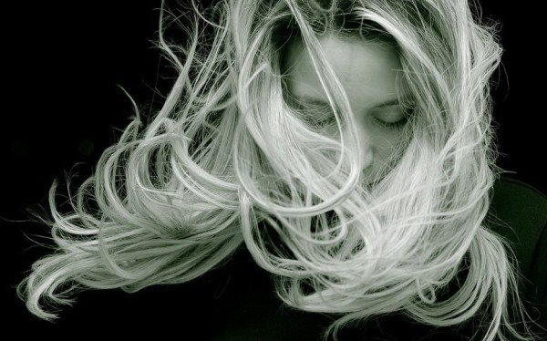 Как правильно мыть волосы: врач поделилась полезными рекомендациями