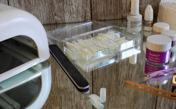 Когда стоит прекратить делать маникюр гель-лаком: дерматолог назвала проблемные признаки 