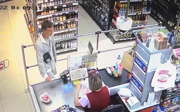 Подозревается в хищении денег с банковской карты. Помогите ГОВД установить его личность Подозревается в хищении денег с банковской карты. Помогите ГОВД установить его личность