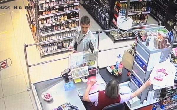 Подозревается в хищении денег с банковской карты. Помогите ГОВД установить его личность Подозревается в хищении денег с банковской карты. Помогите ГОВД установить его личность